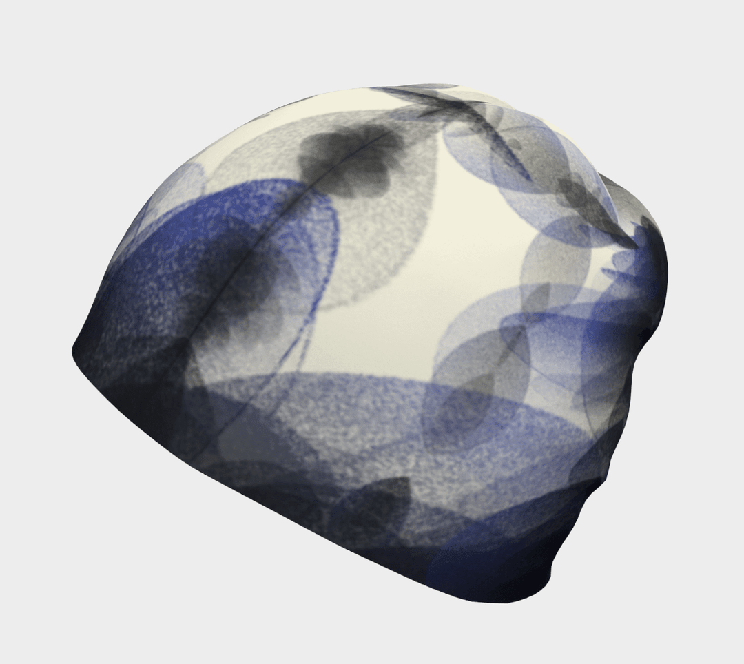 Gros plan de la tuque Motifs Plumes Bleues, soulignant le motif abstrait de plumes bleues et grises.