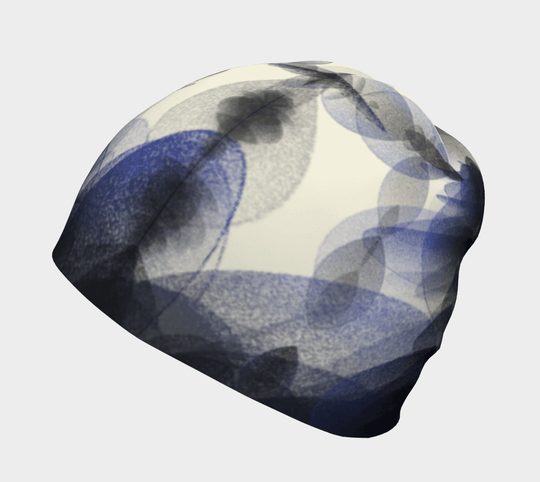Gros plan de la tuque Motifs Plumes Bleues, soulignant le motif abstrait de plumes bleues et grises.
