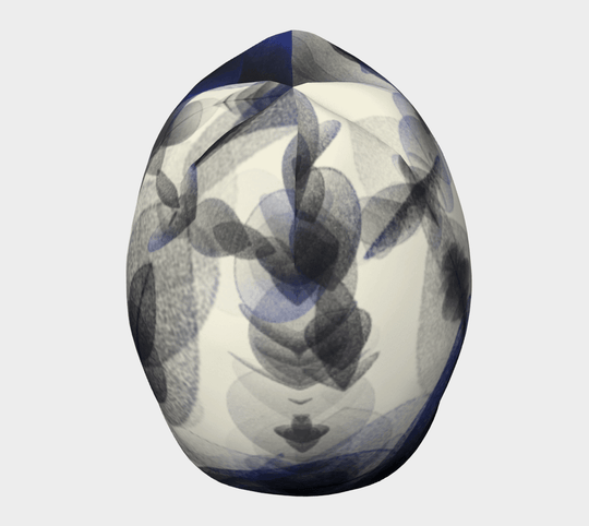 Vue de face de la tuque Motifs Plumes Bleues, accentuant le motif abstrait en coups de pinceau dans des tons de bleu et de gris.