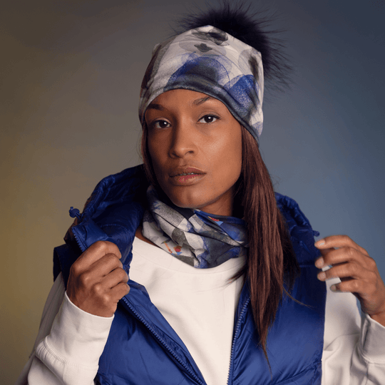 Femme portant la tuque et la tuque Plumes bleues, superposées à un veston d&