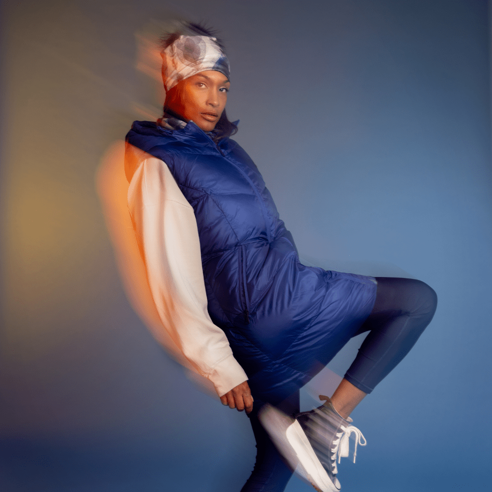 Mannequin dans une pose dynamique portant la tuque et la tuque Plumes bleues avec un veston d&