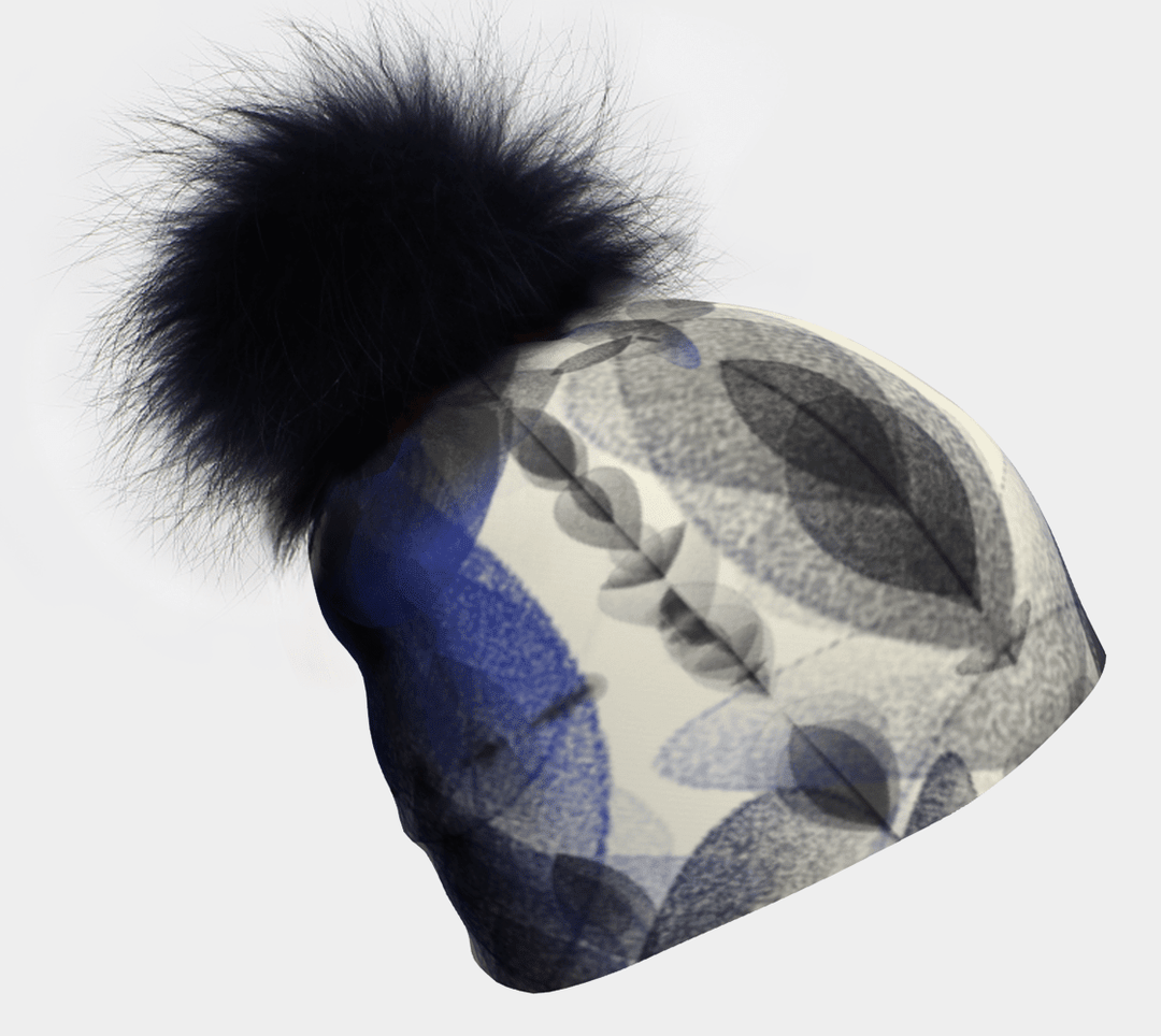 Gros plan d'une tuque Plumes bleues avec un grand pompon noir.
