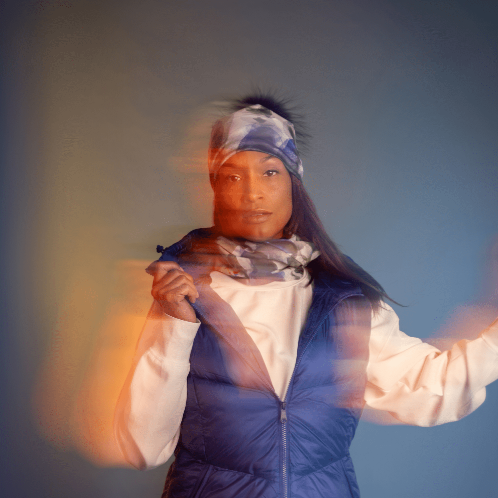Mannequin en mouvement portant la tuque et la tuque Plumes bleues avec un veston d&