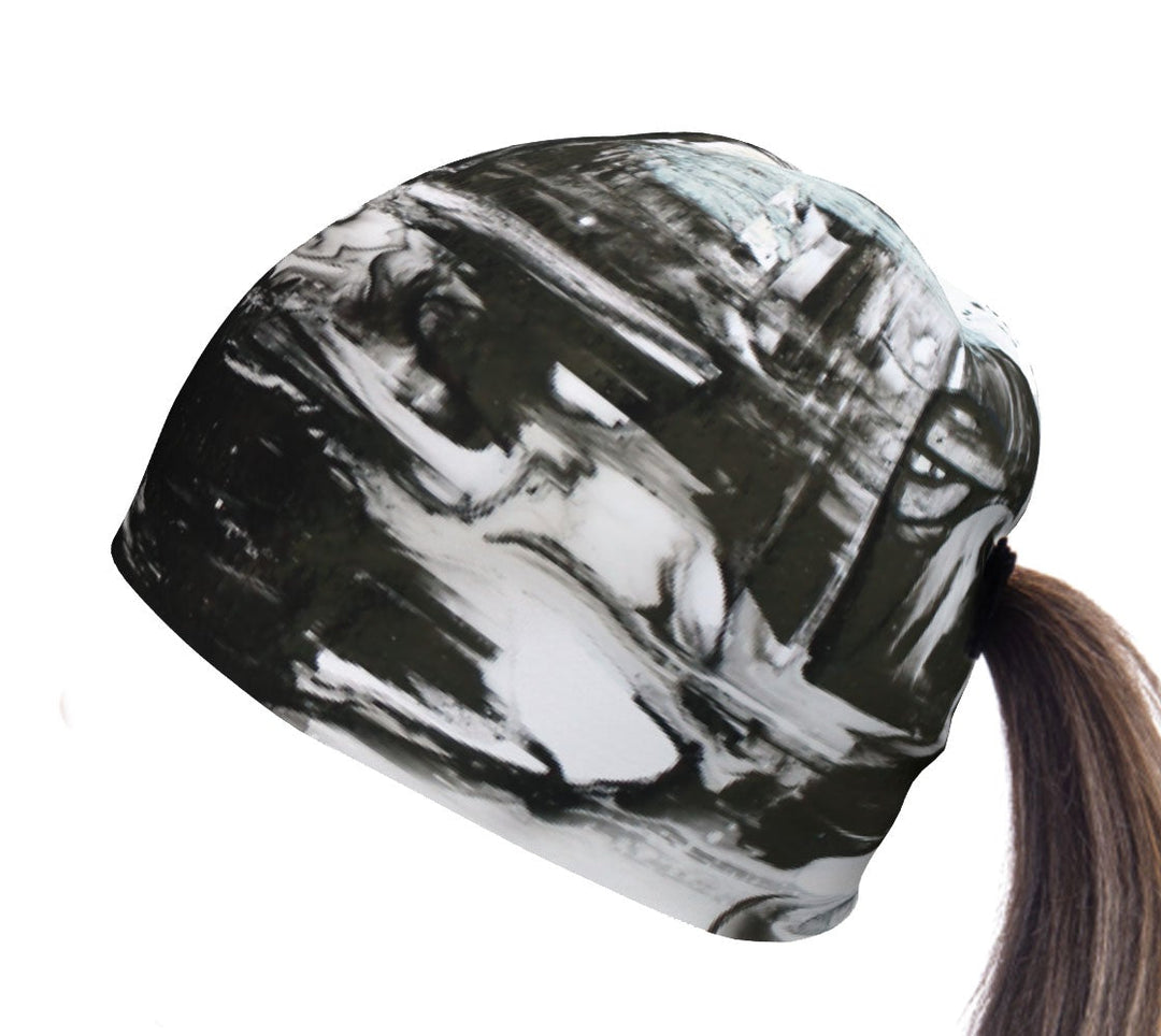 Tuque à imprimé abstrait noir et blanc avec trou pour queue de cheval, vue de côté