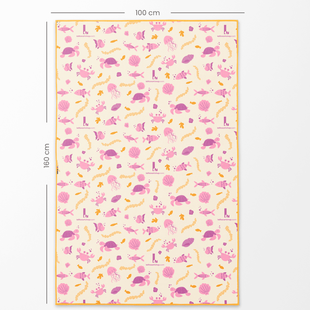 Côté inversé de la serviette de piscine La Petite Sirène pour enfants (160x100 cm) avec un motif répétitif de créatures marines roses et oranges et de corail sur fond crème.