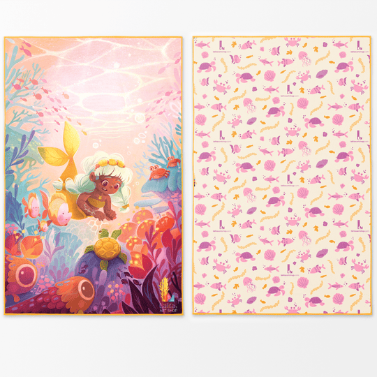 Vue avant et arrière de la serviette de piscine réversible La Petite Sirène pour enfants, montrant une scène sous-marine fantaisiste et un motif de corail pastel.