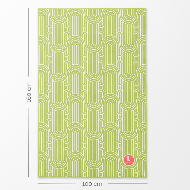 Le verso de la serviette de plage XL, 100x160cm, est un moderne motif abstrait de courbes blanches et vert lime. 