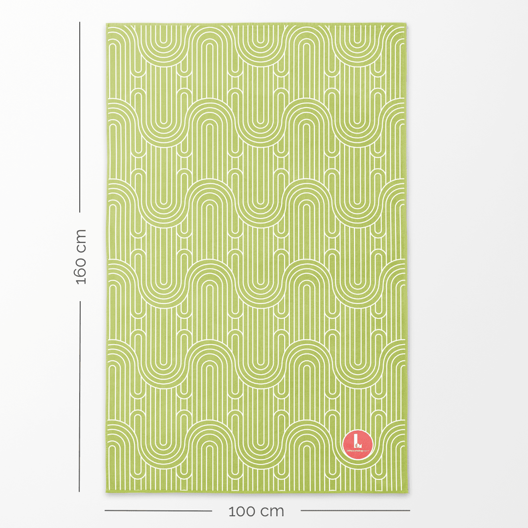 A large microfiber towel with a green geometric pattern displayed flat with dimensions 160 cm length and 100 cm width indicated.