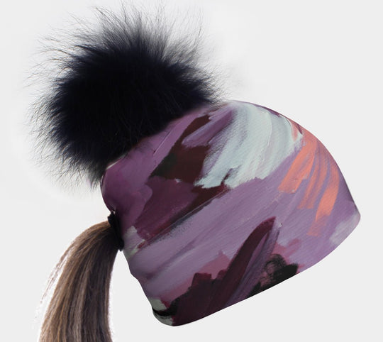 Tuque Ponytail Tulips avec un pompon noir et une queue de cheval passant dans l&