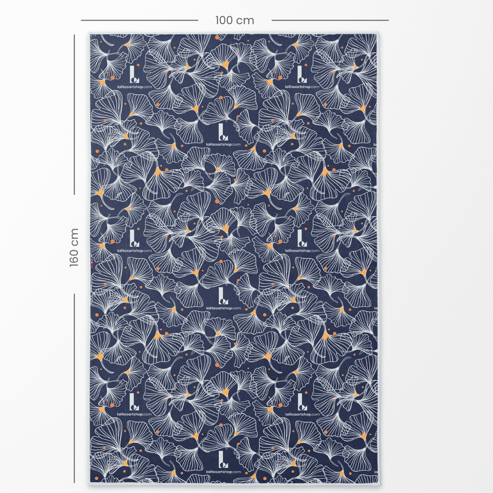 Serviette réversible en microfibre printanière dépliée avec des dimensions de 100 cm x 160 cm, montrant le verso avec un motif de feuilles de ginkgo marine.