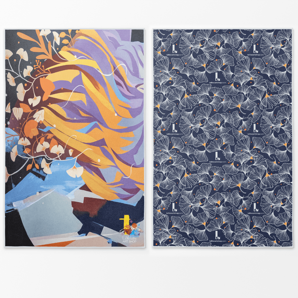 Serviette réversible en microfibre printanière pliée montrant de l'art floral abstrait d'un côté et un motif de ginkgo de l'autre.