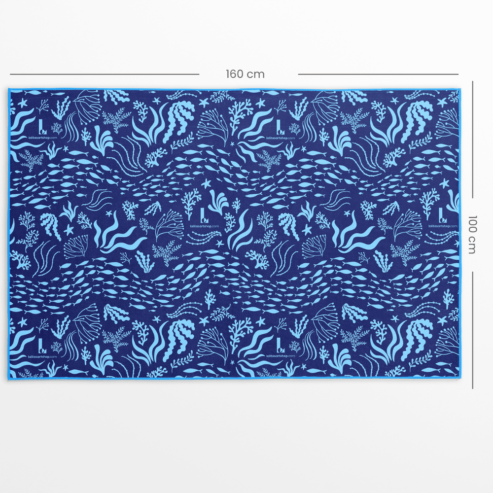 Le verso de la serviette de piscine pour enfants affiche un motif bleu foncé de poissons et d&
